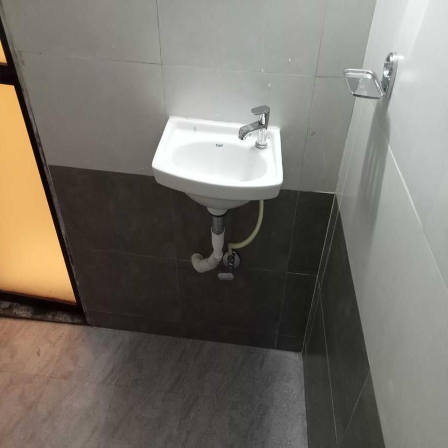 Hotel New Sarah Inn, Andheri West Мумбаи Экстерьер фото